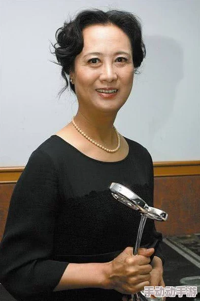 吕红今天刚进门就听见绝情长公主
