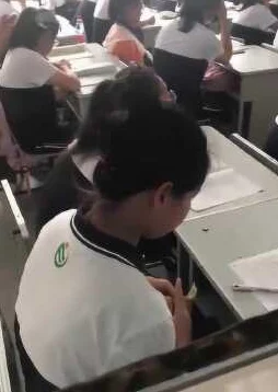 上课被男同桌脱了内裤摸这是一种令人不安和不适的行为，需要引起重视并采取措施