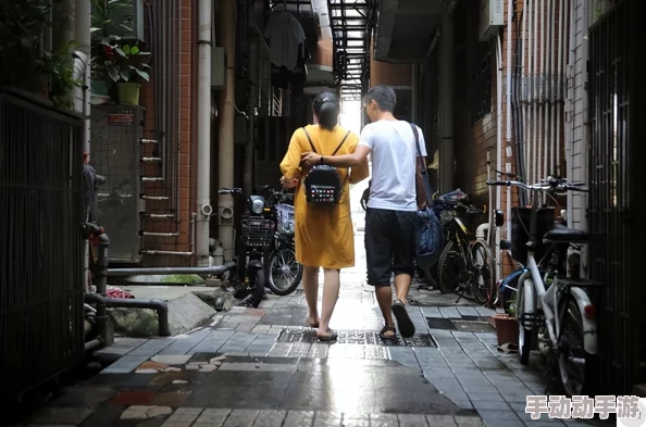 城中村雨天小巷坐着等客曼谷爱情故事之魅力的他