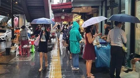 城中村雨天小巷坐着等客曼谷爱情故事之魅力的他