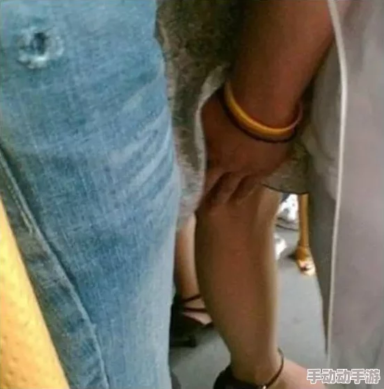 公车上拨开她湿润的内裤这是一个充满情色暗示的标题描述了一个在公共场合进行私密行为的情景