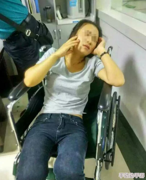 泳裤太紧泄春光女游客不慎走光引发关注