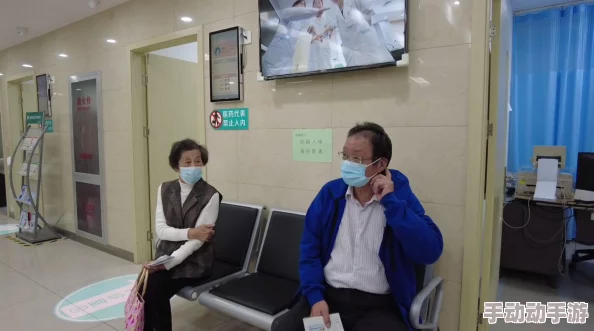 看女友被几个老伯玩这是一种令人不安的场景描述，可能涉及不当行为或情感伤害
