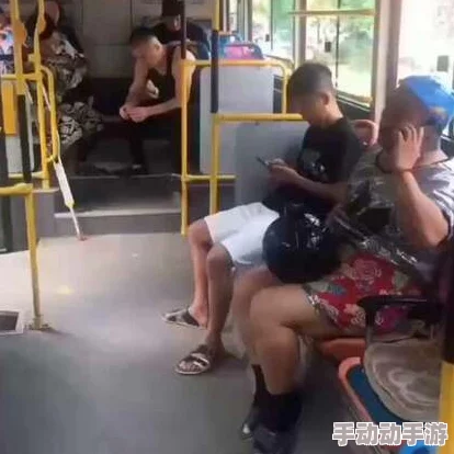 在公交车上拨内裤进入这是一种令人不安且不恰当的行为,严重侵犯了他人的隐私和安全 在公交车上拨内裤进入这是一种令人不安且不恰当的行为,严重侵犯了他人的隐私和安全