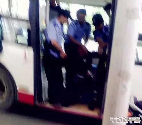 在公交车上拨内裤进入这是一种令人不安且不恰当的行为,严重侵犯了他人的隐私和安全 在公交车上拨内裤进入这是一种令人不安且不恰当的行为,严重侵犯了他人的隐私和安全