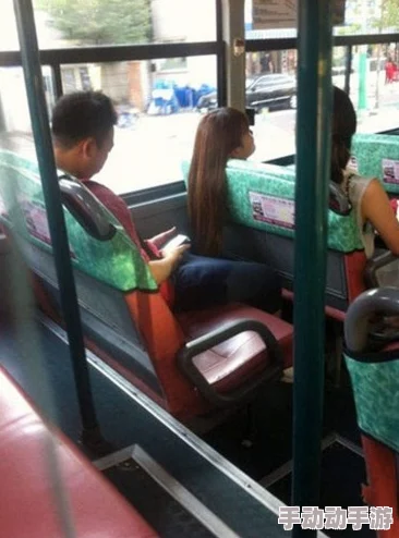 在公交车上拨内裤进入这是一种令人不安且不恰当的行为,严重侵犯了他人的隐私和安全 在公交车上拨内裤进入这是一种令人不安且不恰当的行为,严重侵犯了他人的隐私和安全