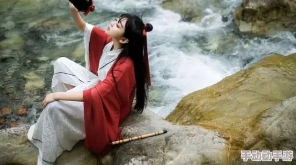 美女下面流水指的是古代诗词中常见的意象，描绘女子美丽动人，如同仙境般令人陶醉的景象