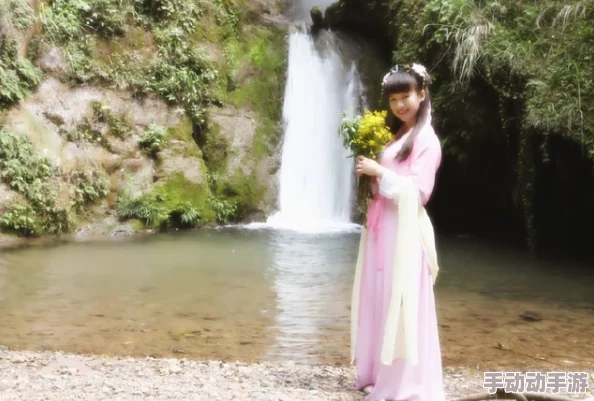 美女下面流水指的是古代诗词中常见的意象，描绘女子美丽动人，如同仙境般令人陶醉的景象