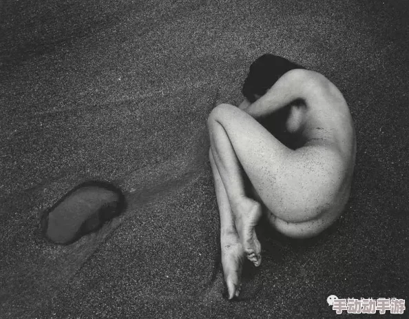 裸女照全身清楚版图片此图为艺术摄影作品，展现人体美学及自然形态的和谐