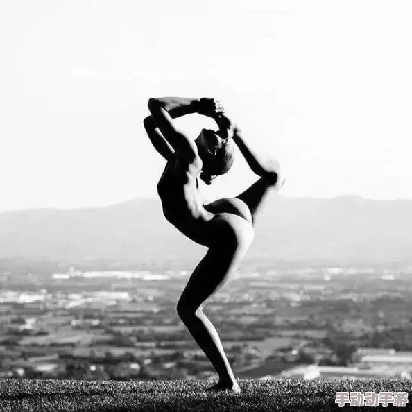 裸女照全身清楚版图片此图为艺术摄影作品，展现人体美学及自然形态的和谐