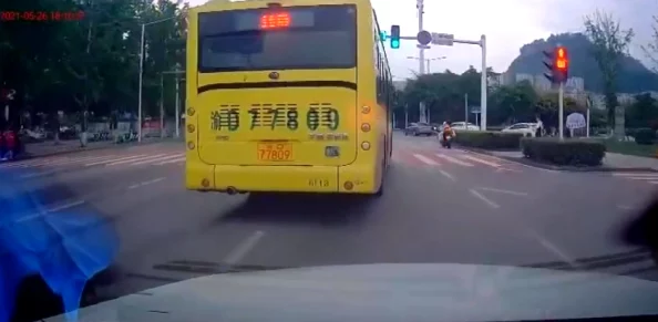 公交车猛烈进出婷婷老师超速驾驶