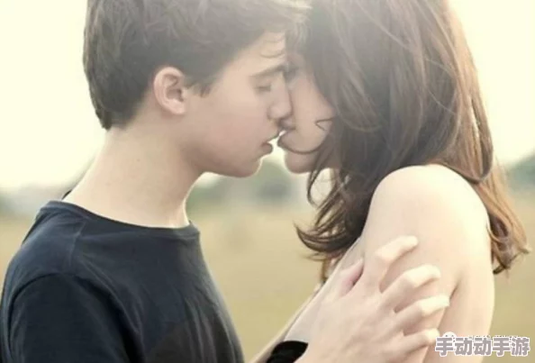 男女亲吻摸屁股吻胸是一种亲密行为的表现方式，通常发生在情侣之间，用以表达爱意和亲昵