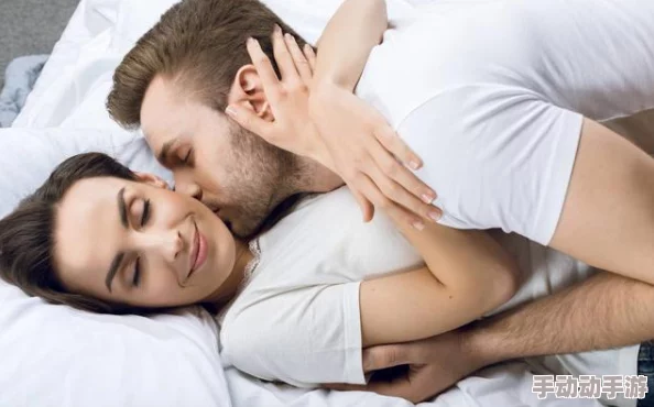 男女亲吻摸屁股吻胸是一种亲密行为的表现方式，通常发生在情侣之间，用以表达爱意和亲昵