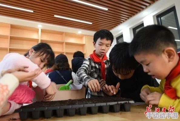 宝贝自己来小朋友们在幼儿园自主种植蔬菜，体验劳动乐趣