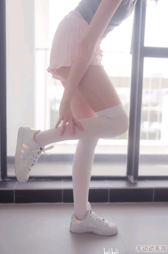 白丝美女被扒开大腿这是一幅充满挑逗意味的艺术作品
