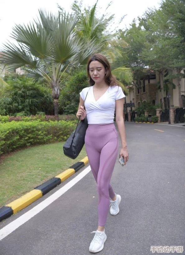 妩媚社区熟女最近推出瑜伽课程吸引了不少中年女性参与