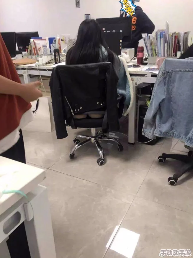 办公室挺进老师的屁股同事们纷纷表示惊讶和不解