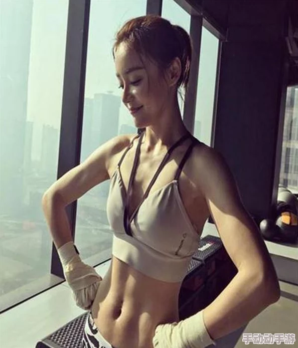 疯狂的撞击她的娇嫩h最近她在健身房练出了马甲线 疯狂的撞击她的娇嫩h最近她在健身房练出了马甲线