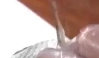 吕总扣鱼鳃的三个步骤首先，吕总会用手轻轻按压鱼鳃，使其张开；接着，他会迅速将鱼鳃内侧的薄膜撕下；最后，他会仔细检查并清理残留物，确保鱼的新鲜度和口感