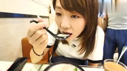 高傲教师麻麻被同学调教123最近在课堂上被学生恶作剧弄得哭笑不得