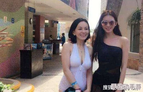 丰满的老妇女棵交最近在社区活动中表现活跃，受到大家的喜爱和尊敬