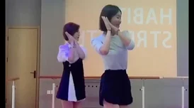 丰满的老妇女棵交最近在社区活动中表现活跃，受到大家的喜爱和尊敬