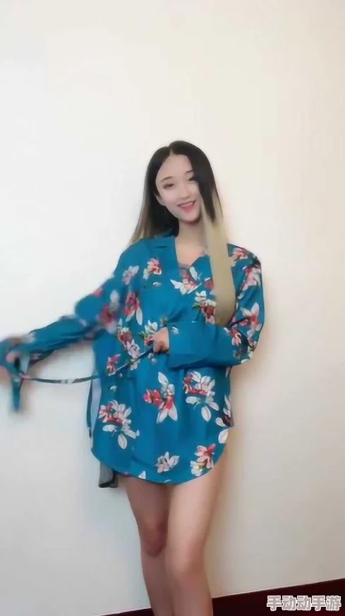 美女脱衣服在线观看最近推出全新互动直播功能让观众参与选择衣物款式