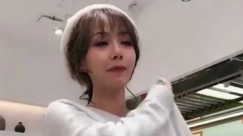 美女脱衣服在线观看最近推出全新互动直播功能让观众参与选择衣物款式