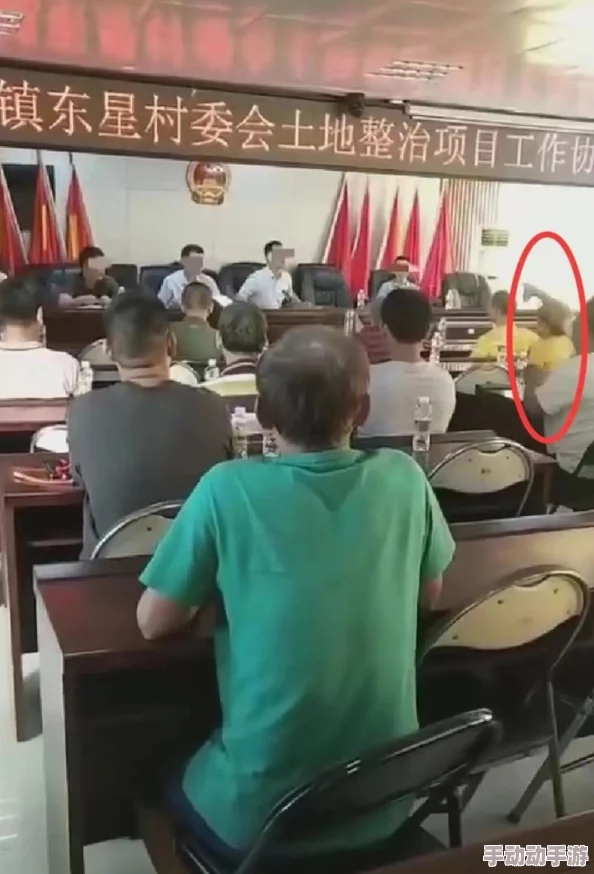 开会时桌子下躲人帮你解决这类问题通常是指在会议中通过非正式渠道或私下沟通来解决某些敏感或难以公开讨论的问题