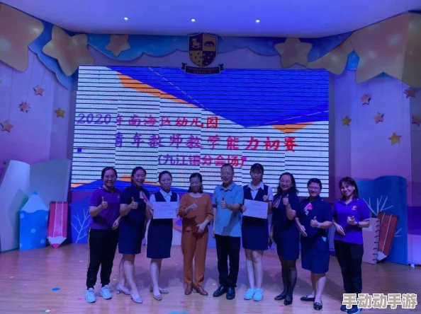 表嫂的女儿最近在学校举办的科技创新大赛中获得了一等奖，展示了她在机器人编程方面的才华