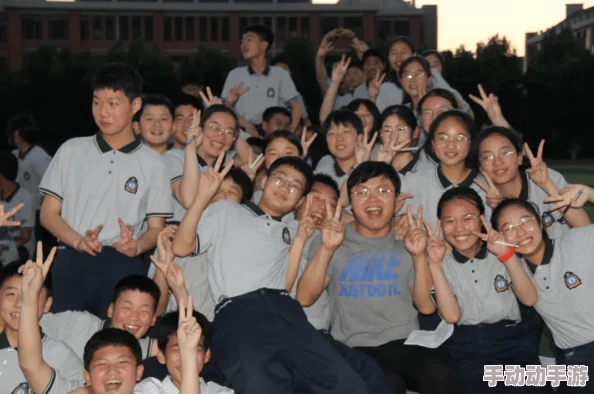 chinesexxxx高中生gay最近在学校举办的艺术节上表演了现代舞蹈，惊艳全场