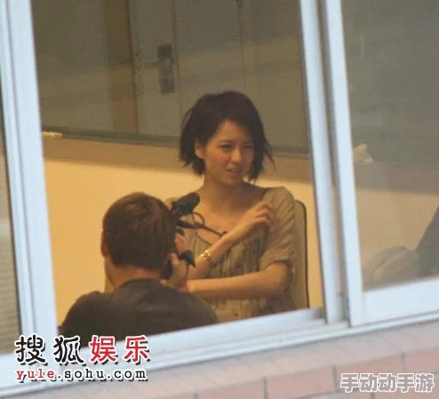 奶罩伸进揉捏高中h双性h是指在校园环境下发生的涉及异装和双性恋主题的成人内容