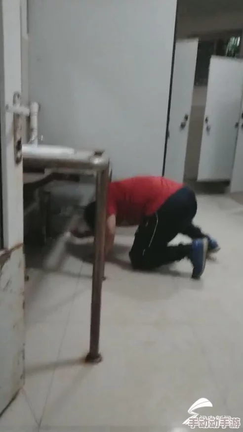 坐盗商场女厕偷窥大白屁股嫌疑人已被警方抓获并接受调查