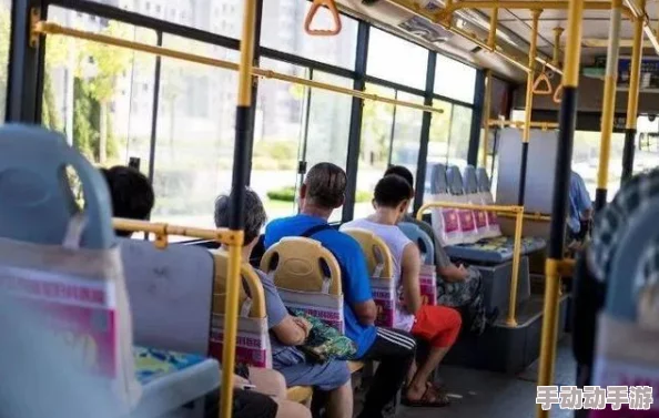 公交车上的高潮这是一次普通的公交之旅，却因乘客们的互动而变得异常精彩