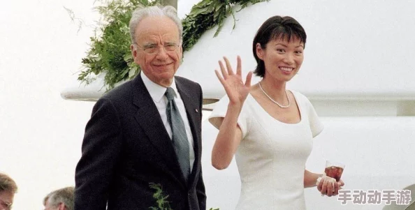 张纪中的三个老婆照片从左到右分别是第一任妻子樊馨蔓第二任妻子周芷若第三任妻子杜星霖