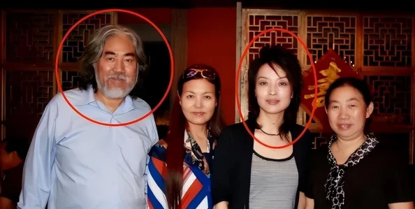 张纪中的三个老婆照片从左到右分别是第一任妻子樊馨蔓第二任妻子周芷若第三任妻子杜星霖