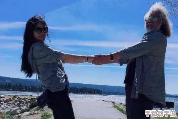 张纪中的三个老婆照片从左到右分别是第一任妻子樊馨蔓第二任妻子周芷若第三任妻子杜星霖