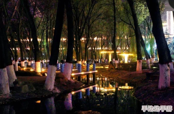 夜夜操夜夜摸小明最近迷上了园艺，每天晚上都会在花园里忙活到很晚