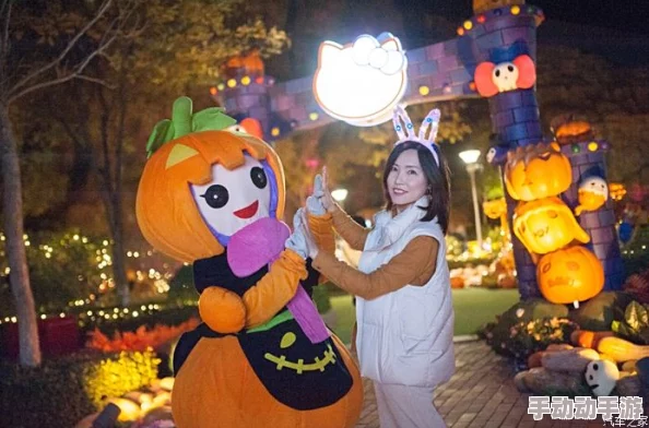 夜夜操夜夜摸小明最近迷上了园艺，每天晚上都会在花园里忙活到很晚