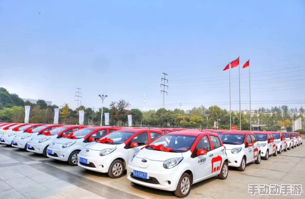 情侣大图小明和小红在公园里拍摄了一组甜蜜的照片，引来无数路人围观羡慕