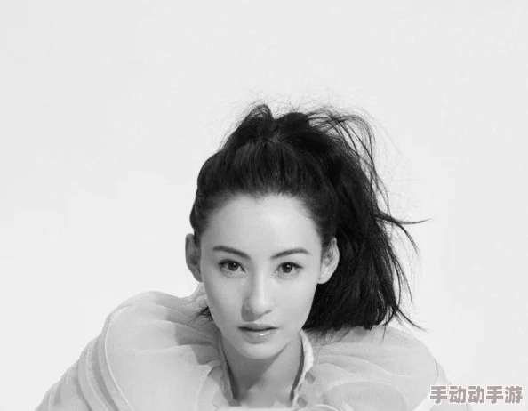 张柏芝的毛又浓又黑其实是指她那头乌黑亮丽的秀发