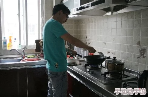 一亲二脱三插小明在家尝试做饭,结果厨房成了战场 一亲二脱三插小明在家尝试做饭,结果厨房成了战场