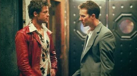 回到初相恋这是一部关于爱情与成长的温馨电影，讲述了两个年轻人从相识到相恋的甜蜜故事。