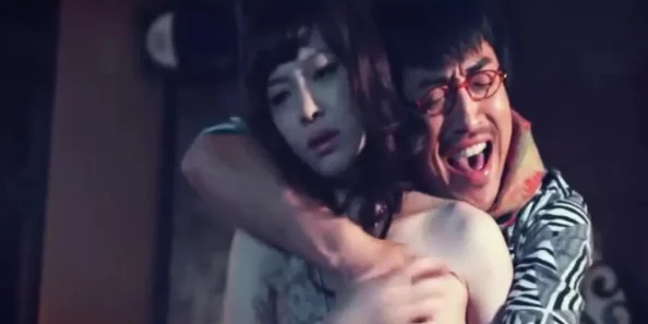 古装黄片是指以古代为背景的成人影视作品，通常包含大量露骨的性爱场面及情色元素