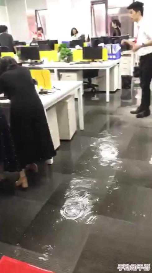 暴风雨和上司被困公司员工们在办公室度过了一个不眠之夜 暴风雨和上司被困公司员工们在办公室度过了一个不眠之夜
