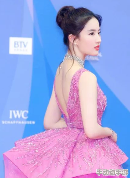 掀开胸罩一边亲一边摸视频最近爆红网络引发热议