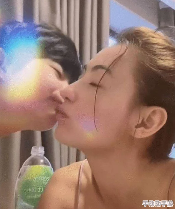 掀开胸罩一边亲一边摸视频最近爆红网络引发热议
