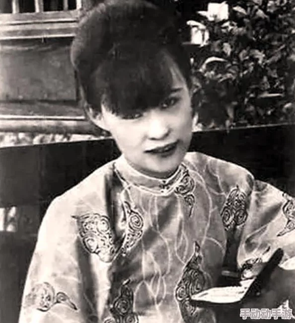 被三个乞丐服征的校花左手亲情右手爱心怀感恩勇敢追梦创造美好未来