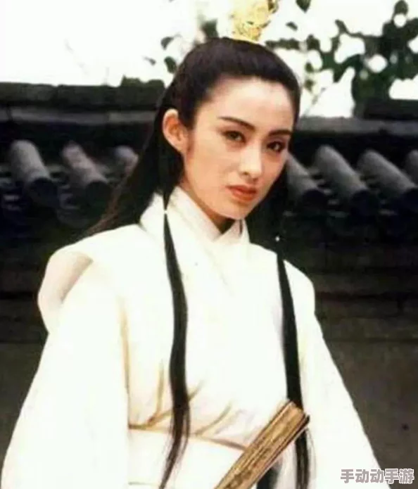 抱着张敏走进卧室她轻轻关上门反锁后靠在墙上 抱着张敏走进卧室她轻轻关上门反锁后靠在墙上