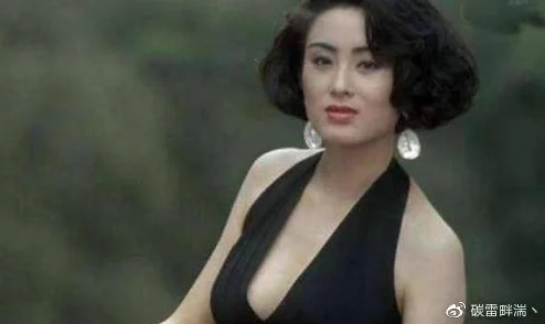 抱着张敏走进卧室她轻轻关上门反锁后靠在墙上 抱着张敏走进卧室她轻轻关上门反锁后靠在墙上